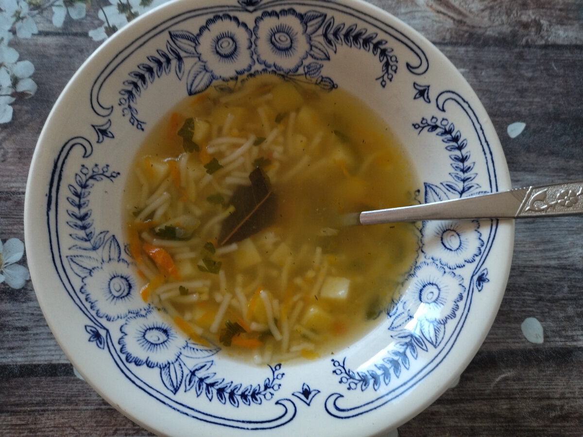 Мяса в этом супе нет, только мясной бульон. Но все равно вышел густой , сытный и вкусный