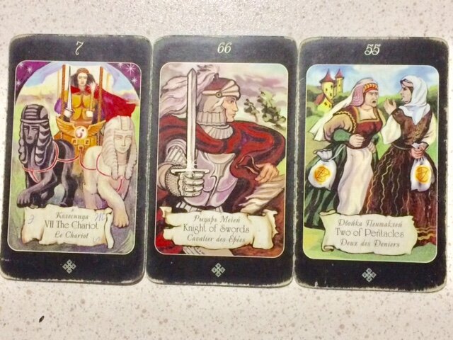 1. Старший аркан Колесница, 2. Рыцарь Мечей, 3. Двойка Пентаклей.