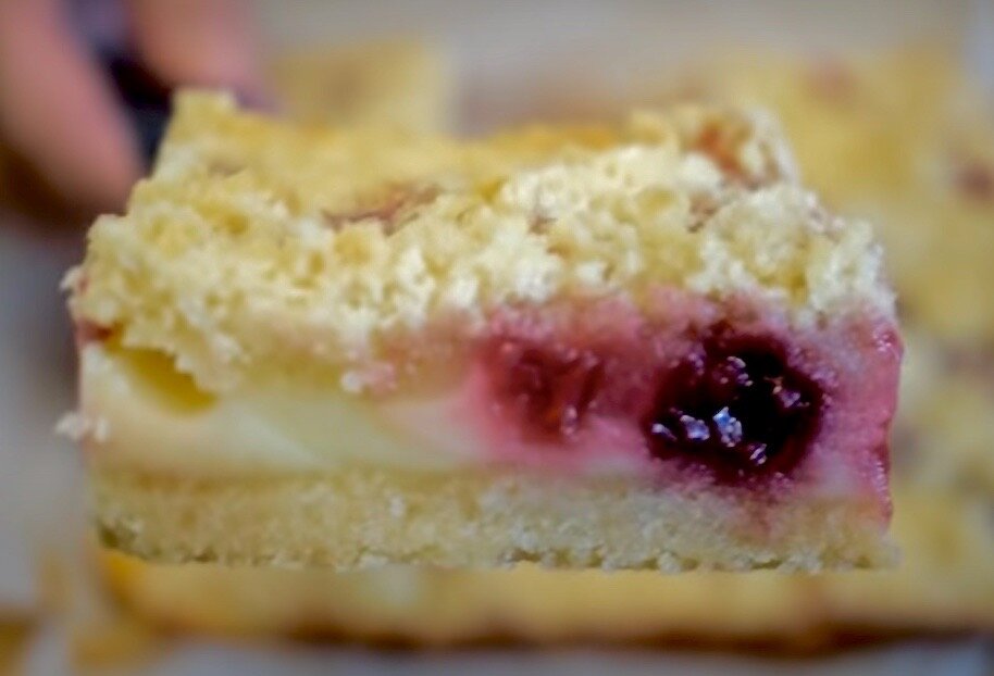 Пирог со штрейзелем и ягодами.