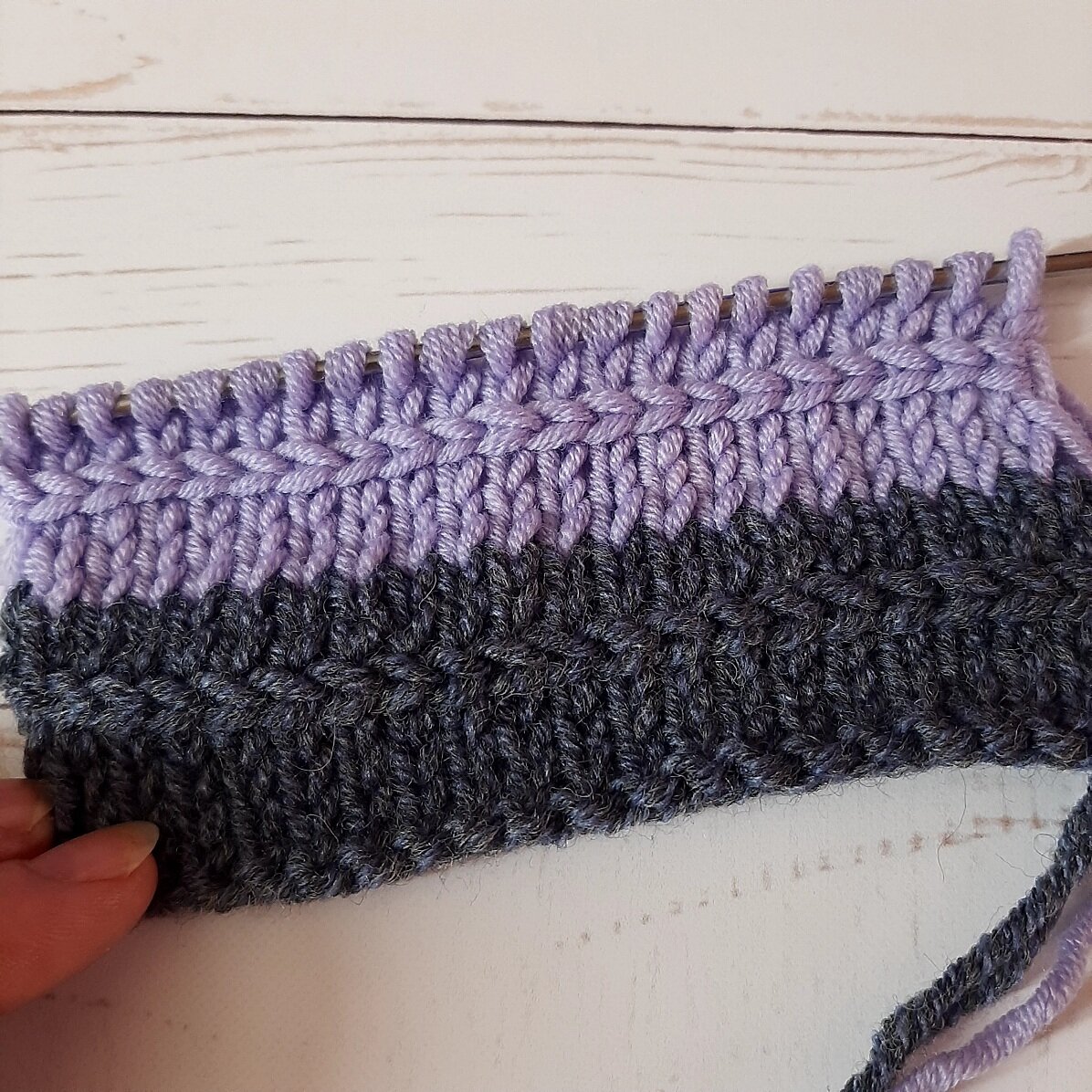 Горизонтальные косички на темном и светлом полотне.