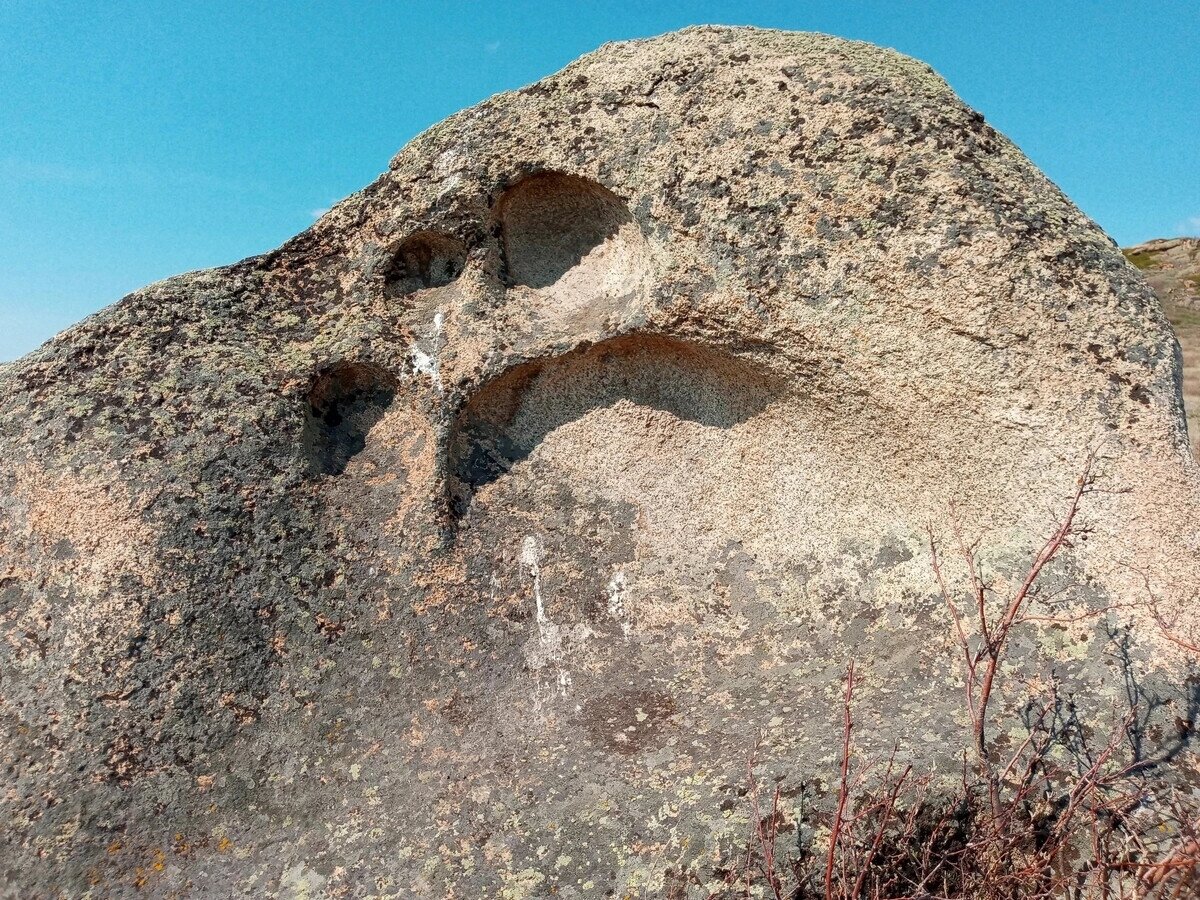 Каменоломня и металлургический шлак около одного из холмов на Алтае 