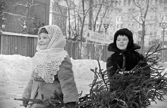 Дети с елкой. Источник фото: soviet-postcards.com