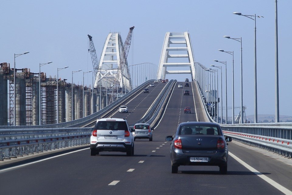 Источник: https://cdn.pixabay.com/photo/2018/10/26/07/30/bridge-3774004_960_720.jpg