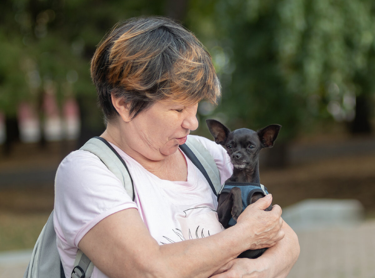 Собака похожая на Snoop Dogg и ее хозяйка. Парк А. Матросова, Уфа, август 2021