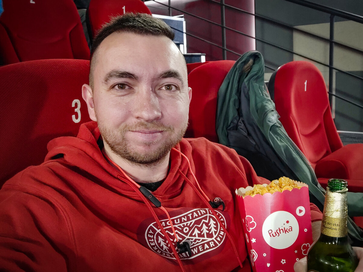 Привет, я Дмитрий Петров. Это я в кино был, щас я на работе уже