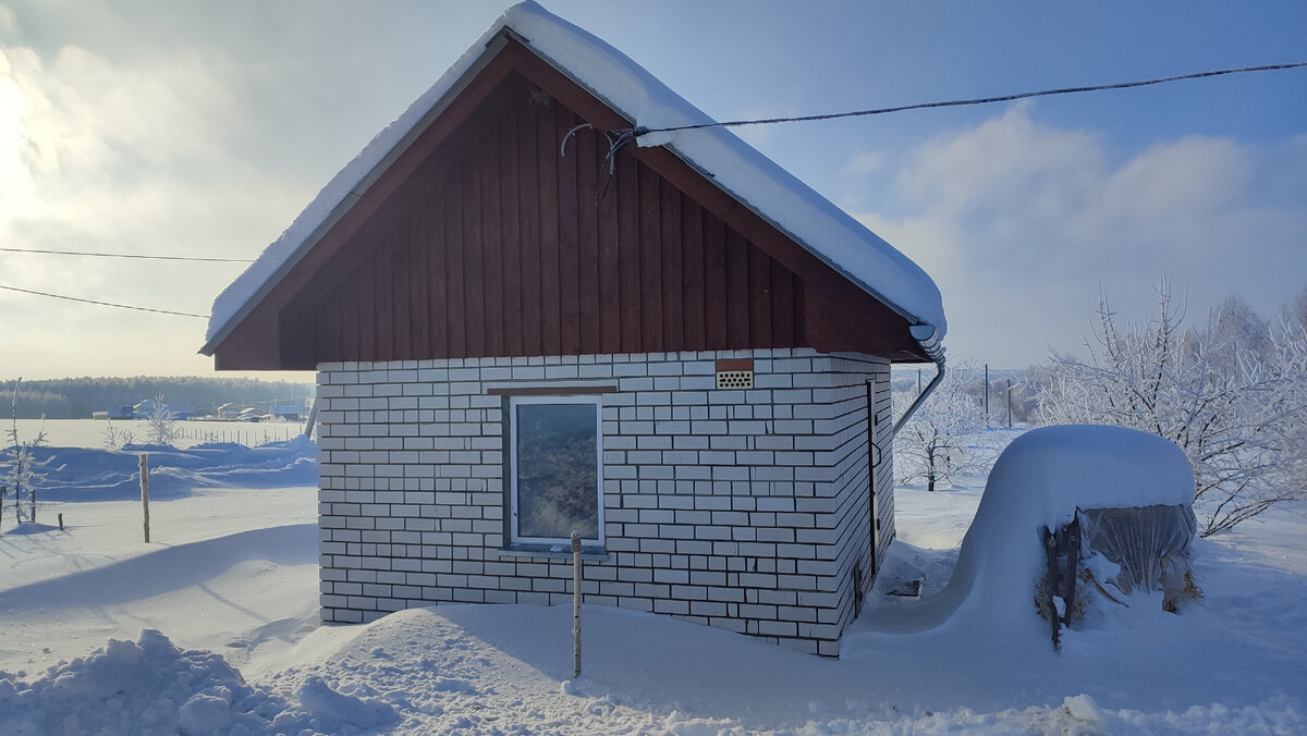 Курятник внешне выглядит более чем аккуратно 