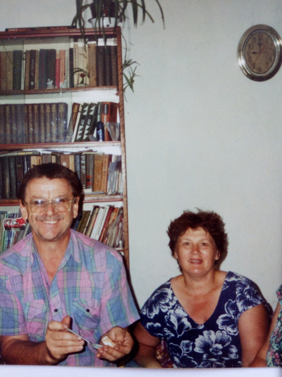 Вот . Это мы. В Усть-Тулатинке Чарышского района, Алтайского края. Лето прекрасное. Отпуск. Примерно 2005год. Давненько уже. Но мы все еще узнаваемы (возможно, что  только для тех, с кем часто видимся?!). 