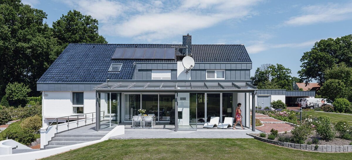 Стеклянные навесы от ведущего европейского поставщика Solarlux защитят от непогоды и позволят проводить больше времени вне стен дома.