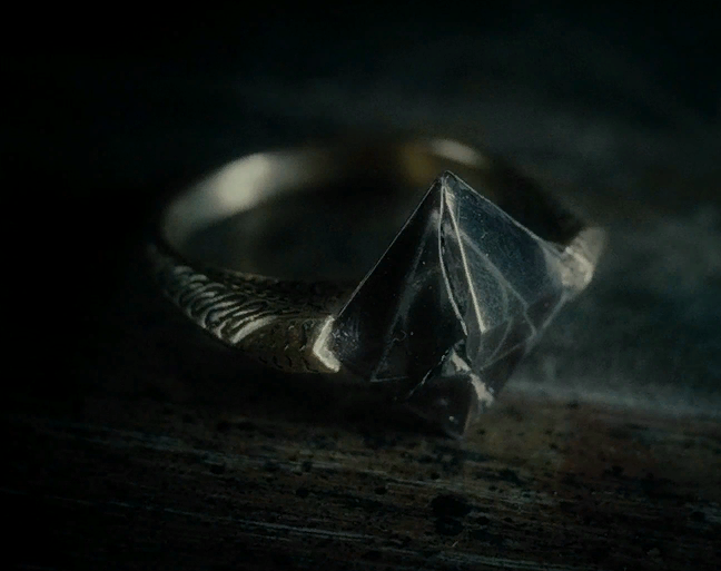 Horcrux ring harry potter. Кольцо Марволо Мракса. Кольцо Марволо Реддла. Кольцо Тома Марволо Реддла. Крестраж кольцо Марволо.