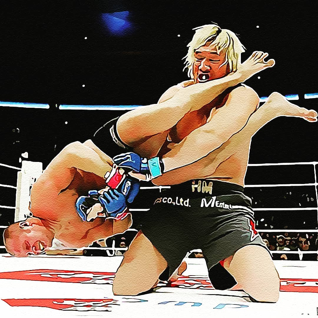 Фёдор Емельяненко проводит рычаг локтя "Гигант из Японии" 
Фото взято: https://clck.ru/ea9qq