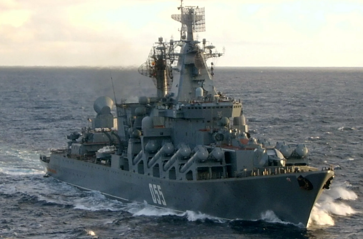 Крейсера проекта 1164 иногда называют "Белыми слонами" и "Призраками" былого советского ВМФ. Самому молодому из них, крейсеру "Варяг" (ТОФ) скоро исполнится 40 лет. На фото крейсер "Маршал Устинов", прошедший самую глубокую модернизацию в конце 10-х годов. Фото пресс-служба Северного флота ВМФ России.