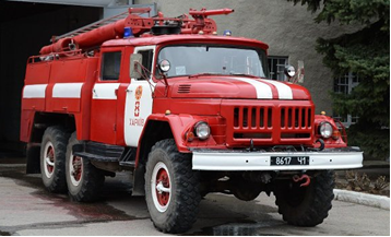 Тип АЦ - пожарная автоцистерна: пожарный автомобиль, оборудованный пожарным насосом, емкостями для хранения жидких огнетушащих веществ и средствами их подачи и предназначен-ный для доставки к месту пожара личного состава, пожарно-технического вооружения и оборудования, проведения действий по его тушению и аварийно-спасательных работ. На фото: Пожарная автоцистерна АЦ-40(131)-137А (СССР).