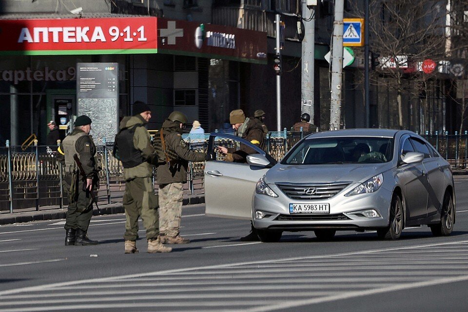     Бывший киевский чиновник рассказал о похищении людей в Донбассе боевиками ВСУ  REUTERS