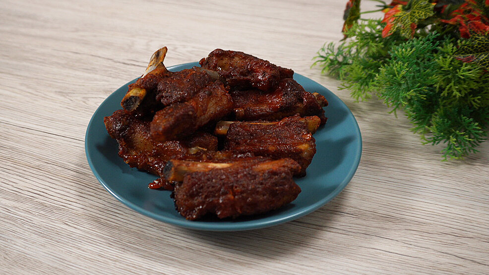 свиные рёбрышки с картошкой в казане. как вкусно приготовить ребрышки свиные в казане. рёбрышки в казане на костре. жареные ребрышки в казане. как вкусно приготовить ребрышки свиные в казане.