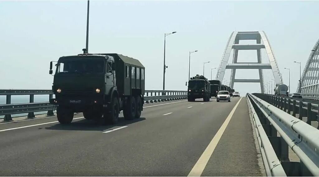 Крымский мост переброска военной техники. Военная колонна на Крымском мосту. Крымский мост колонна военной техники. Колонна военной техники на Крымском мосту.