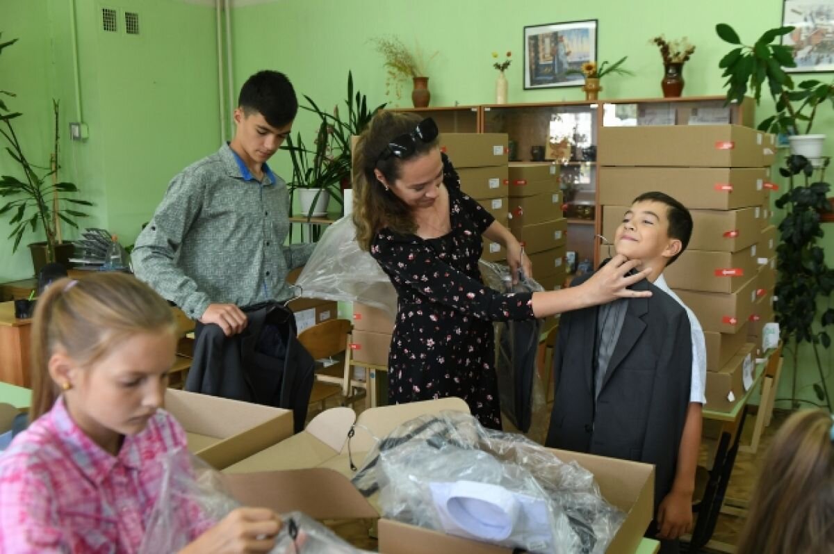    В Тверской области начали выдавать бесплатную школьную форму