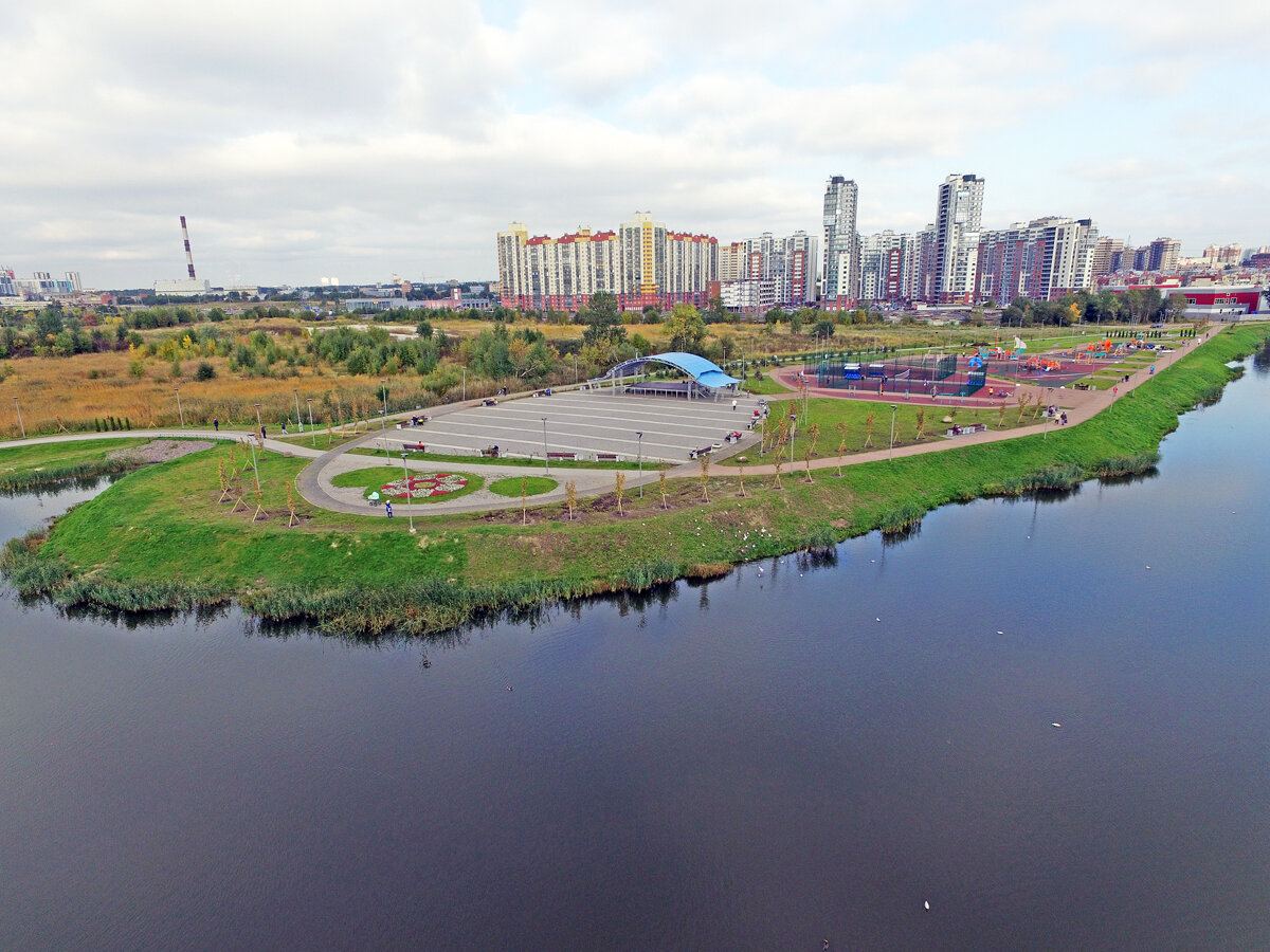 вот, к слову сам парк вид с воды. Еще вдалеке влево уходит