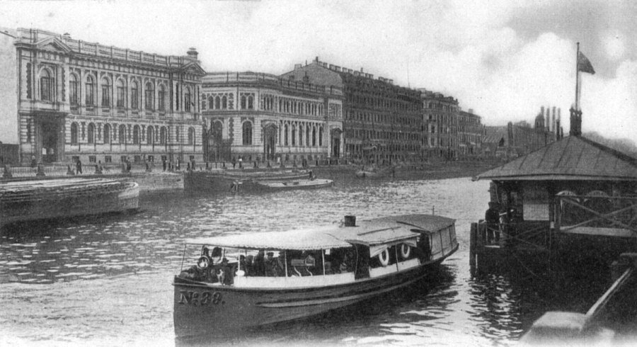 На фото один из пароходов «Финляндского легкого пароходства» на Фонтанке. Общественное достояние.