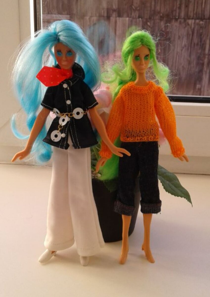 Чем-то эта барышня напоминает кадр из мультика, где на персонажа падает пианино. Источник фото: babiki.ru и яндекс картинки