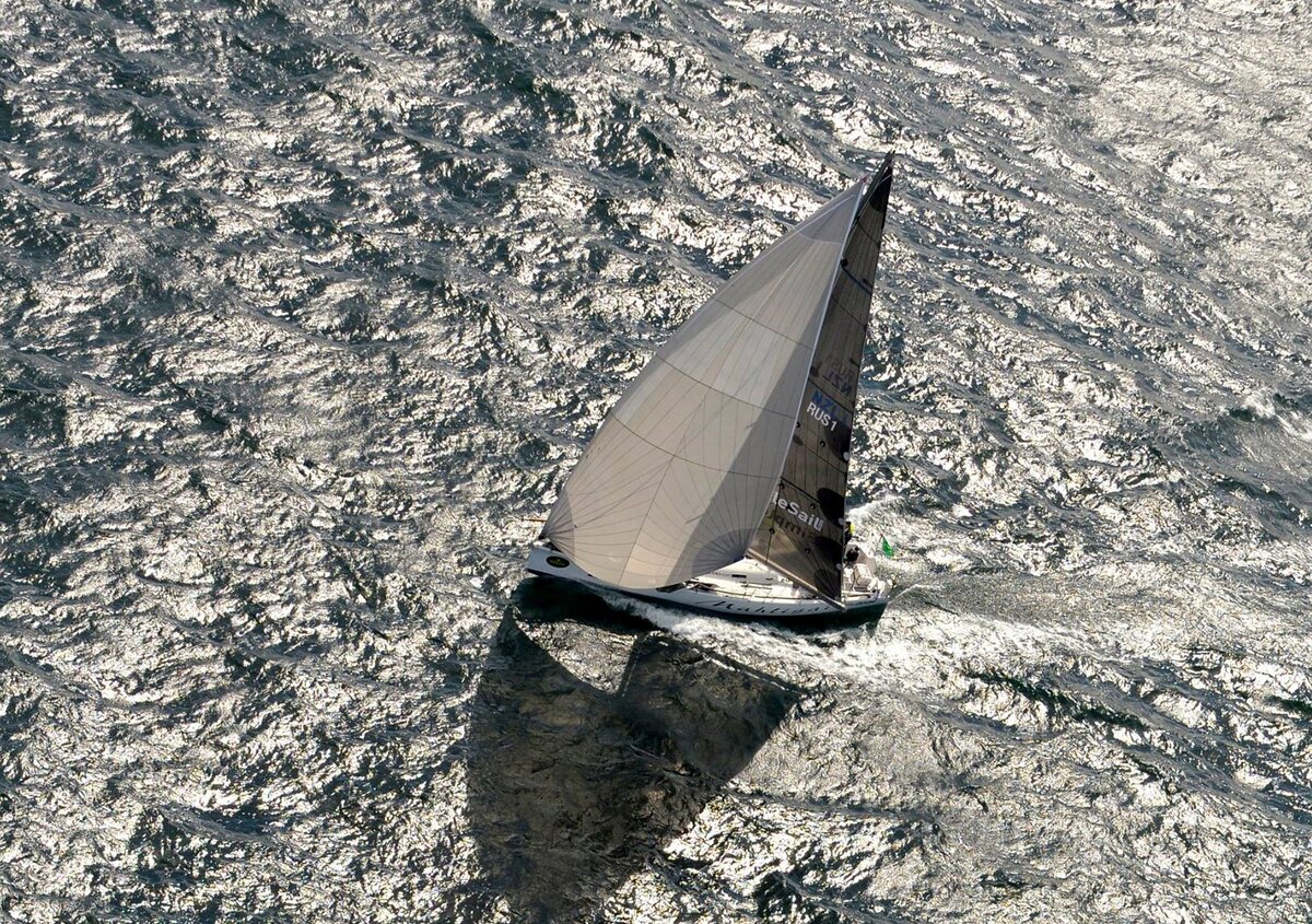 Ближе к носу яхты стоит геннакер - дополнительный парус из лёгкой ткани для полных курсов. С помощью этого паруса значительно увеличивают площадь парусности и тем самым увеличивают скорость яхты. Особо актуально для слабого и лёгкого ветра