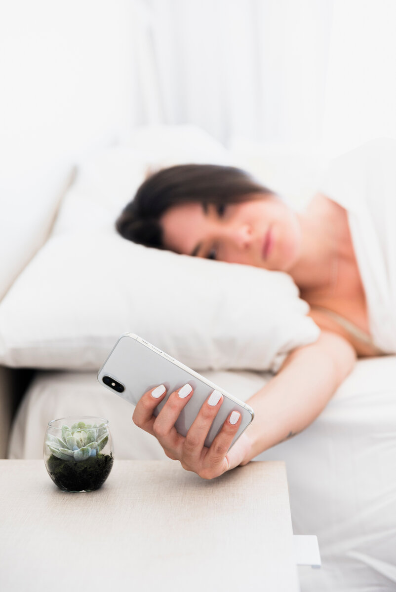 Image by <a href="https://ru.freepik.com/free-photo/defocussed-young-woman-lying-on-bed-looking-at-smartphone_4660152.htm#query=%D1%82%D0%B5%D0%BB%D0%B5%D1%84%D0%BE%D0%BD%20%D0%BB%D0%B5%D0%B6%D0%B8%D1%82%20%D0%BD%D0%B0%20%D1%81%D1%82%D0%BE%D0%BB%D0%B5&position=21&from_view=search">Freepik</a>