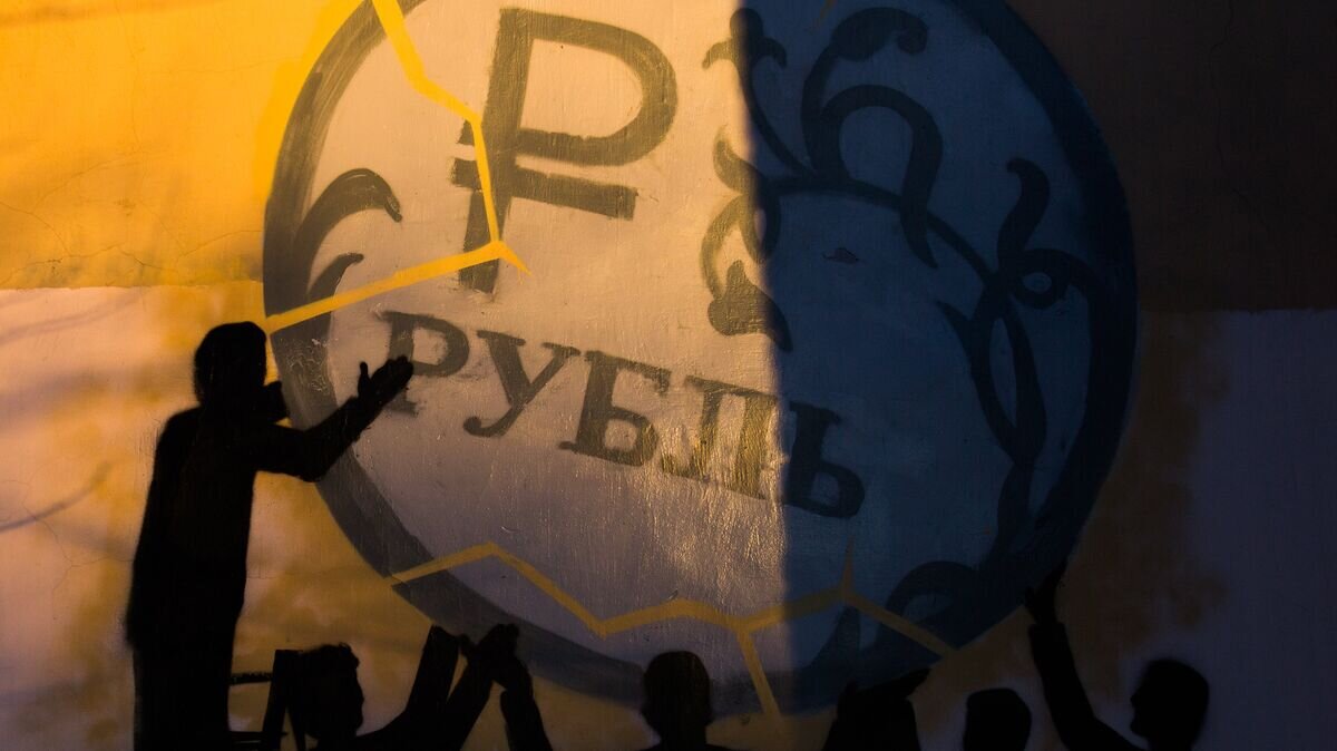    Граффити в поддержку рубля на стене дома № 42 по улице Боровой в Санкт-Петербурге© РИА Новости / Игорь Руссак