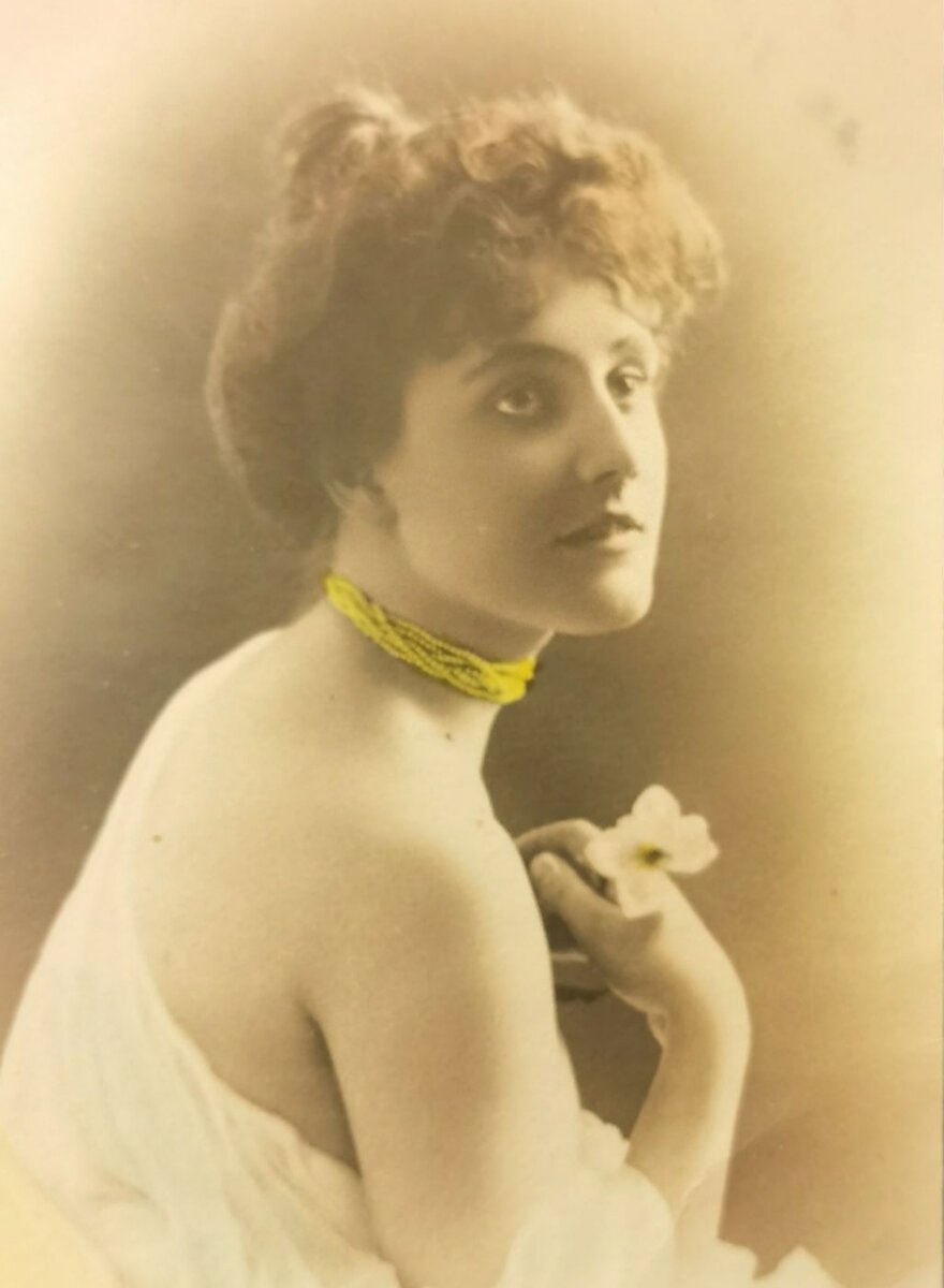 Девушка на этой фотографии не имеет ничего общего с героинями нашего детектива