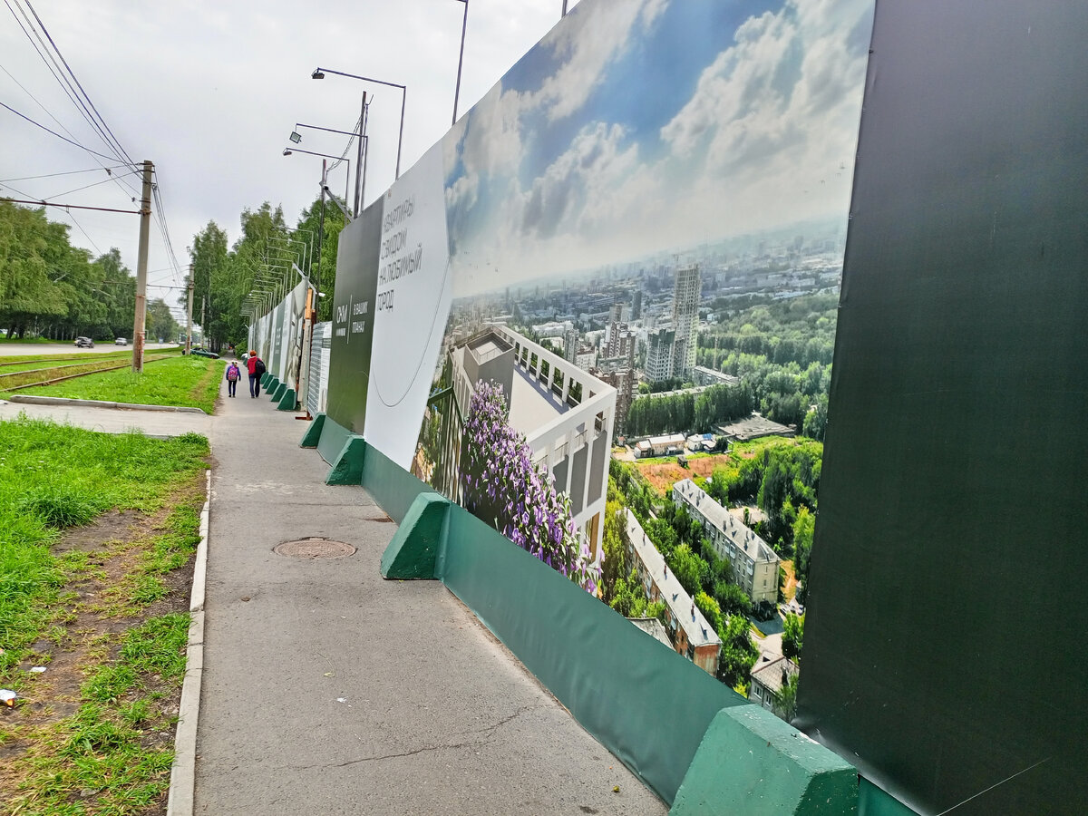 Рядом располагается детская поликлиника, здесь все время ходят родители с детьми. Фото автора. 