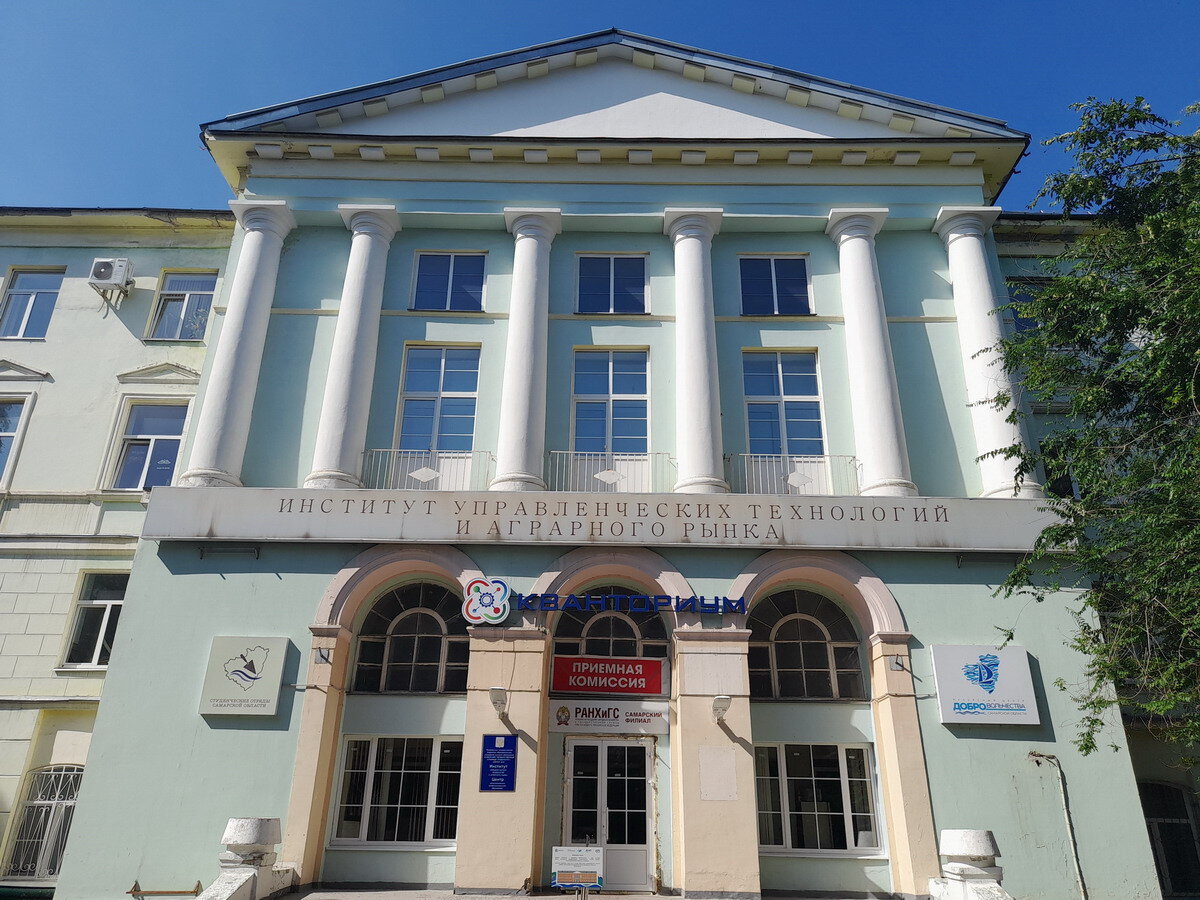 По мнению современной номенклатуры, студентам здесь не место.