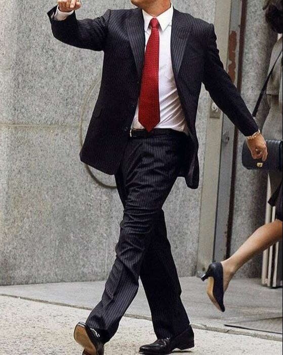 Ну вы только посмотрите, как он идёт! 

В развалочку, размахивая руками... Он явно чувствует себя боссом этой планеты. На самом деле, это не совсем так. 

У меня есть лучший друг, который всегда ходит, размахивая руками. Он никогда не меняет своей походки, даже если куда-то опаздывает. 

"Пускай весь мир подождёт, пока я докачусь до места встречи". 
Но характеру этого парня можно позавидовать.

Мой друг — очень добрый и щедрый человек с большим сердцем и душой. Кроме того, он ещё и очень приличный и исполнительный. 

Наконец, черта, которая мне нравится больше всего — он никогда не согласится делать что-то, если знает, что не сможет с этим справиться. 

Но вот когда он что-то делает, я уверен на 100%, что результат будет оправдан.