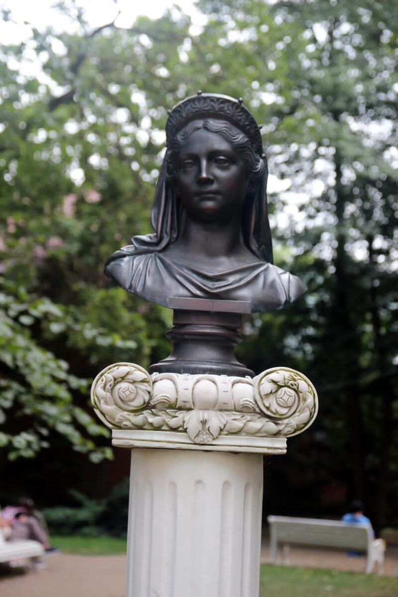 Бюст королевы Луизы Мекленбургской в сквере королевы Луизы города Зеленоградска (истор.название Кранц) в Калининградской области. Фото автора. Бюст очень напоминает такое же произведение в парке дворца Шарлоттебург в Берлине. 