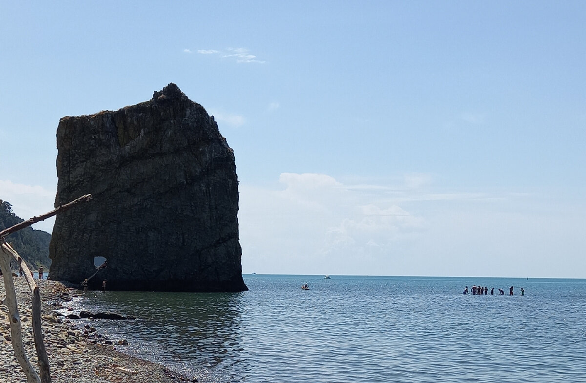 Скала Парус и отмель, образованная грядой в море