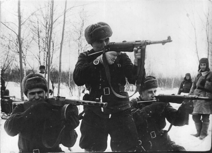 Бойцы с трофейными автоматами