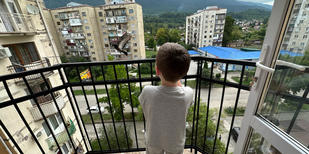 В подъезд зайти было страшно😱: показываю дом и нашу квартиру в Абхазии