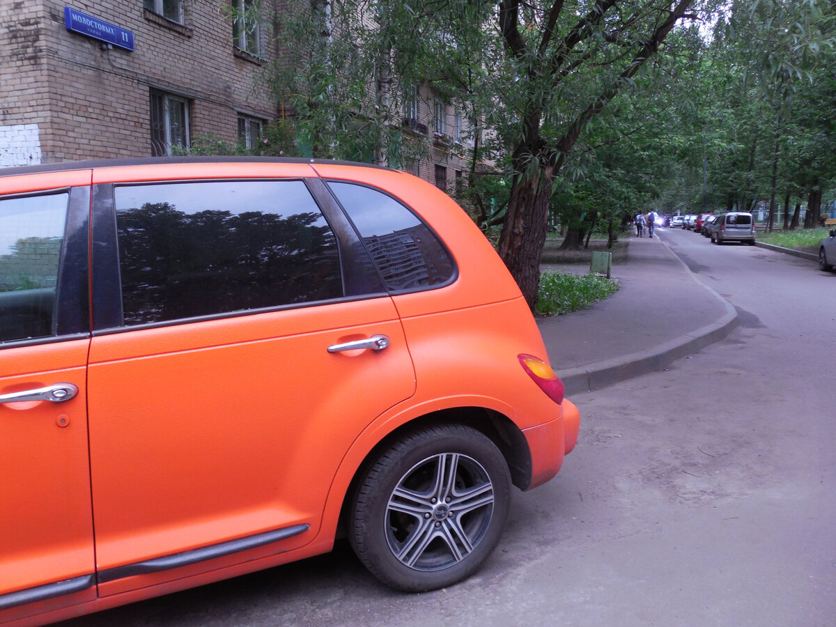 Просто оранжевое авто. Такие на наших улицах попадаются нечасто