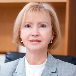 — Договор, о котором говорит мама ученика, мы могли бы вовсе не заключать, при приеме в общеобразовательное учреждение закон этого не требует, — пояснила «Реальному времени» директор лицея «Иннополис» Надежда Сулимова. — Это договор о сотрудничестве образовательной организации с родителями, и заключается он лишь потому, что дети у нас в основном иногородние, они здесь не только учатся, но и проживают, и питаются, причем все это бесплатно, такие условия, в отличие от общеобразовательных школ по месту жительства, созданы в нашем лицее Республикой Татарстан для наиболее одаренных ребят. Соответственно, предусмотрен и отбор учащихся, а порядок отбора четко прописан в положении о порядке приема в лицей. Этот документ имеется в открытом доступе на нашем сайте, и при подаче документов родители учеников расписываются в том, что со всеми регламентирующими деятельность учреждения документами ознакомились.