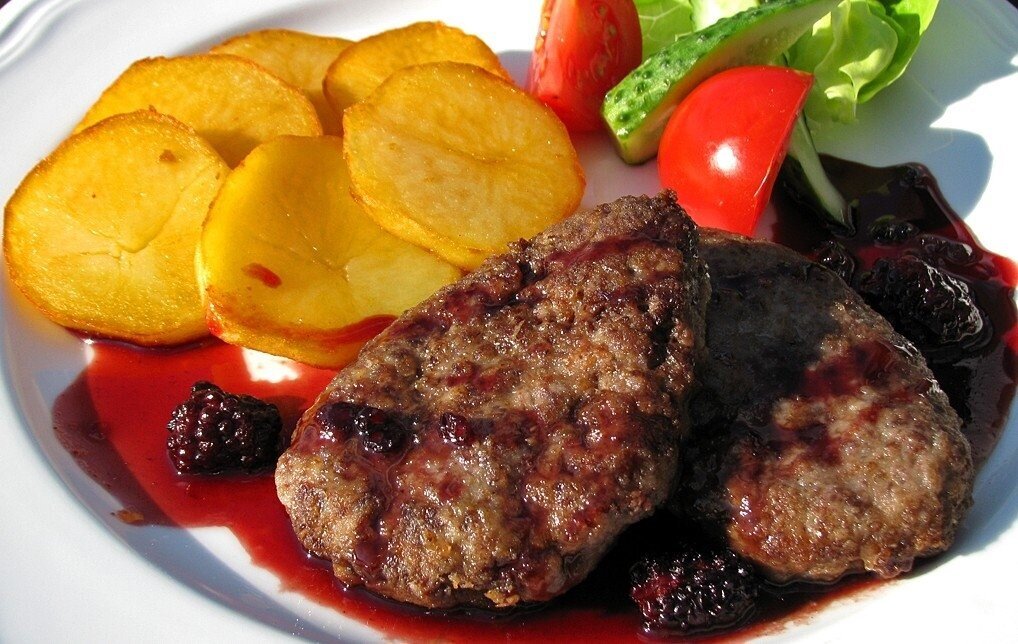 Сочные котлеты из мяса лося. Время приготовления: 60 минут. Количество порций: 7-8