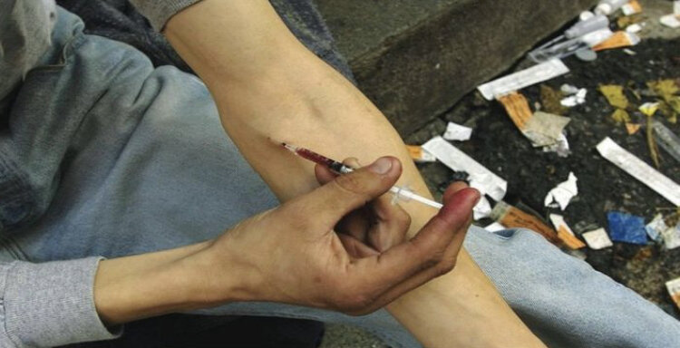   Наркозависимость — одна из наиболее разрушительных и сложных зависимостей, с которыми сталкиваются люди по всему миру. Наркотики, будь то опиаты, стимуляторы или синтетические наркотики, могут привести к серьезным проблемам со здоровьем и социальной адаптацией. В данной статье рассмотрим наркозависимость как проблему, возможные причины ее возникновения и на каких принципах основывается методология избавления от наркотиков.

Часть 1: Наркозависимость и ее последствия
Наркозависимость - это хроническое, рецидивирующее заболевание, которое влияет на мозг и поведение человека. При употреблении наркотиков происходит изменение химической структуры и функций мозга, в результате чего возникают негативные последствия для физического и психического здоровья. Воздействие наркотиков может привести к серьезным проблемам, таким как физическая зависимость, нарушение социальной адаптации, проблемы с учебой или работой и даже смерть от передозировки.

Часть 2: Причины возникновения наркозависимости
Возникновение наркозависимости обусловлено различными факторами, включая генетическую предрасположенность, психологические и социальные факторы. Уникальная химия мозга каждого человека может сделать его более или менее уязвимым перед негативными последствиями употребления наркотиков. Также, присутствие факторов стресса, депрессии, среда обитания в которой человек находится, доступность наркотиков и недостаток поддержки социального окружения могут послужить толчком к развитию зависимости.

Часть 3: Методы избавления от наркотиков
Избавиться от наркотической зависимости - сложный и длительный процесс, требующий профессионального вмешательства и поддержки. Основные методы лечения наркозависимости включают медицинское лечение, психологическую терапию и социальную поддержку. Медицинское лечение включает определение наиболее эффективного метода детоксикации и лекарственной поддержки для преодоления физической зависимости. Психологическая терапия, такая как психотерапия или когнитивно-поведенческая терапия, помогает пациенту разрешить психологические проблемы, связанные с его зависимостью, и научиться новым стратегиям справляться с искушениями и стрессом, не прибегая к наркотикам. Важную роль играет также социальная поддержка, которая может быть обеспечена через групповую терапию или участие в программах взаимной поддержки, таких как анонимные наркоманы.

Часть 4: Возможность полного избавления от наркотиков
Возможность полного избавления от наркотиков существует, хотя это индивидуальный процесс и зависит от многих факторов. Ключевой фактор - это готовность пациента изменить свою жизнь и вкладывать усилия в собственную реабилитацию. Процесс освобождения от зависимости может занимать много времени и потребовать терпения, но благодаря комплексному подходу к лечению и поддержке, многие люди смогли достичь полного освобождения от наркотиков и вести здоровую и счастливую жизнь.

Заключение:
Наркозависимость — это сложная проблема, но возможность полного избавления от наркотиков существует. Помощь профессионалов, психологическая и медицинская терапия, а также социальная поддержка играют важную роль в этом процессе. Главным же фактором является готовность пациента преодолеть свою зависимость и инвестировать усилия в свое здоровье и благополучие.