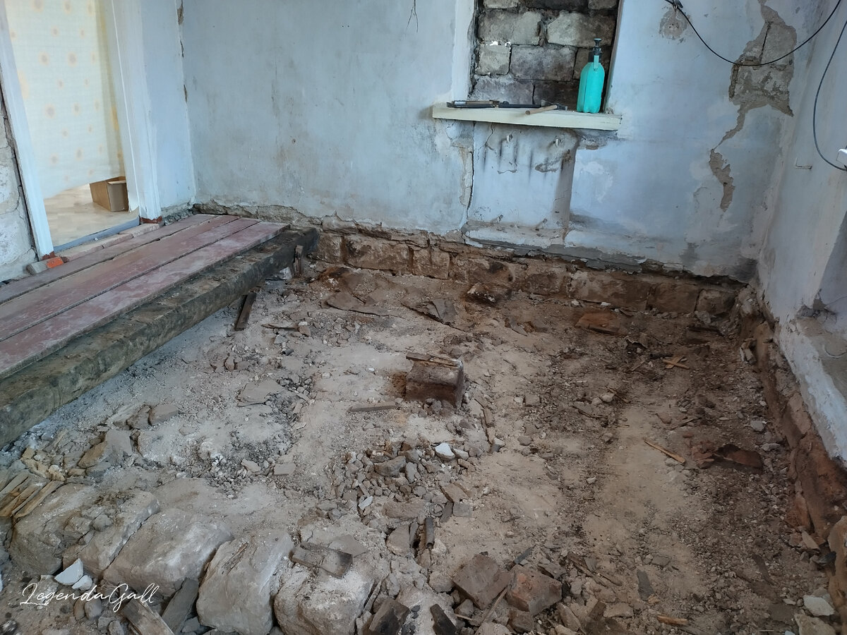 Полы свободны, только подиум оставили, чтобы потом тачкой возить сыпучие материалы для отсыпки