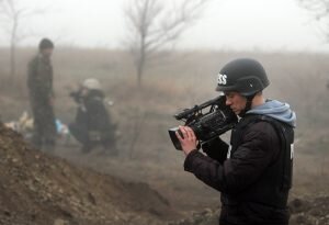    Nov. 15, 2014 - Donbass, UKRAINE - DONBASS, UKRAINE: International media journalists work at a frontline where Ukrainian soldiers hold their positions on the edge of the so called ''security zone'' between Ukrainian army and pro-russian separatists (Credit Image: © Sergii Kharchenko/NurPhoto/ZUMA Wire) Ангелина Корыто