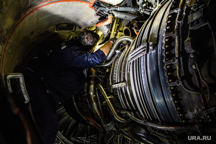    Во время ремонта доступ к самолету имели три человека