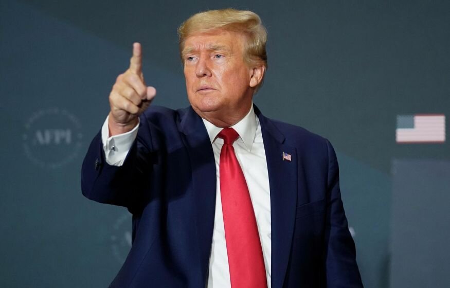    Трамп продает футболки со своей «тюремной» фотографией