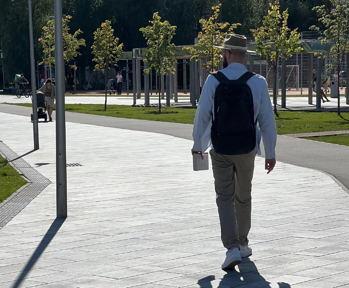 Ещё не читает, но внимание уже привлёк