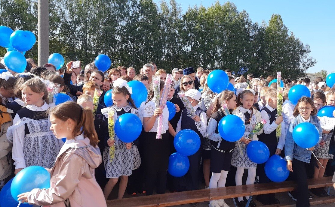 Родители первоклассников выстроились на линейку. Малышей посадят на скамейку. Пятиклассники уже стоят. А вот 6-8 классам места нет. Каждый родитель должен непременно сфотографировать своего ребенка на свой смартфон
