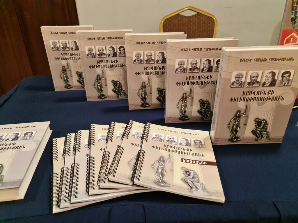 12 сентября по инициативе адвокатской конторы «Аве Юс» в зале «Манташов» бизнес-центра «Элит Плаза» состоялась презентация книги адвоката Палаты адвокатов Республики Армения, главного редактора...-18