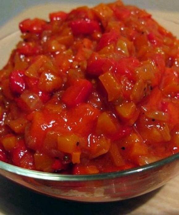 Паста из болгарского перца название. Икра из помидор. Икра из перцев. Икра из перца болгарского на зиму. Икра из перца болгарского на зиму золотые.