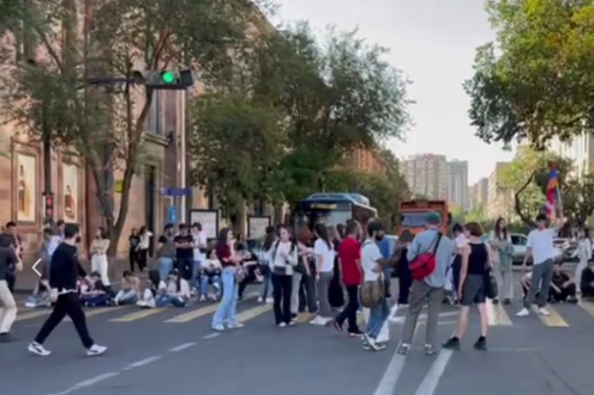    Жители Еревана собираются на бессрочный протест в центре города