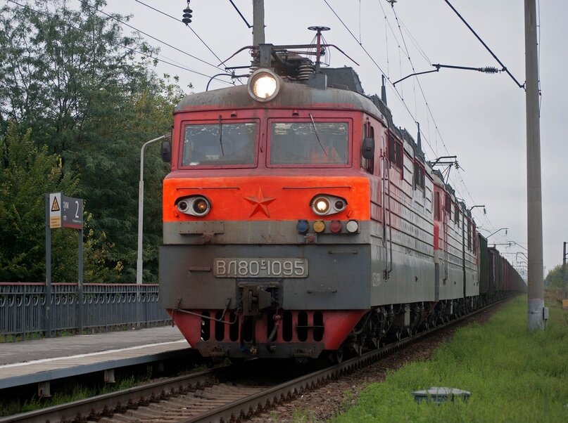ВЛ80С-1095/1008 (ТЧЭ-4 Лиски-Узловая, ЮВЖД). 
Секция почила в бозе, когда машина пришла в Улан-Удэ на ремонт 2 года назад, целого сделали, а после передали в Тимаху, где она и работает по сей день)