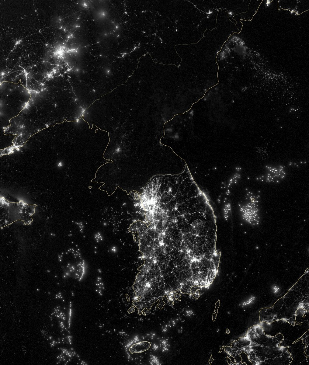 КНДР ночью из космоса - полная тьма! 