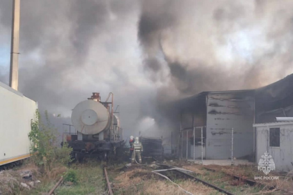    Под Краснодаром загорелся склад на площади 1000 квадратных метров